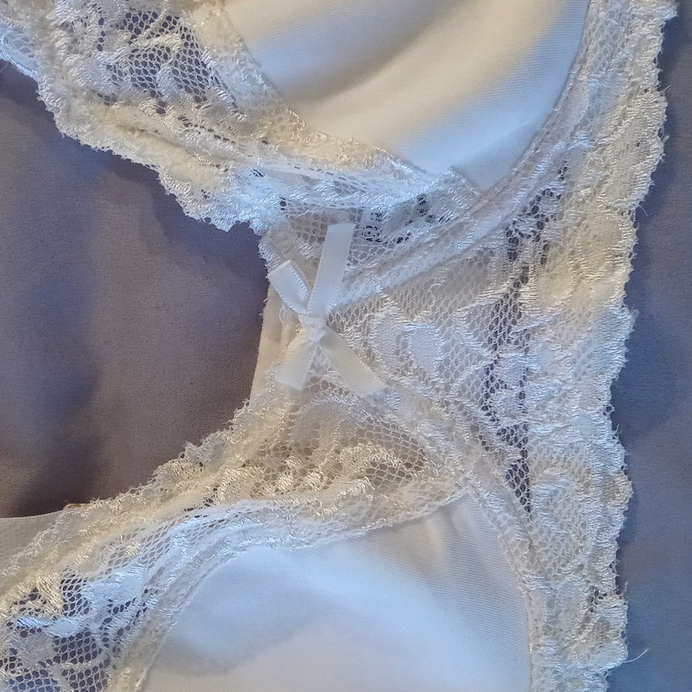 Bras - Picture 3 of 4